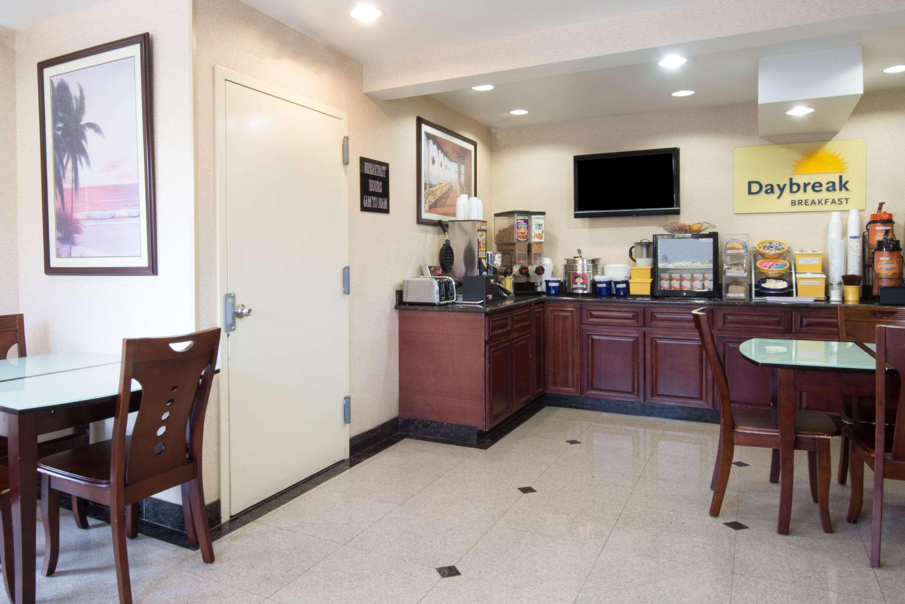 Red Roof Inn Copiague Екстер'єр фото