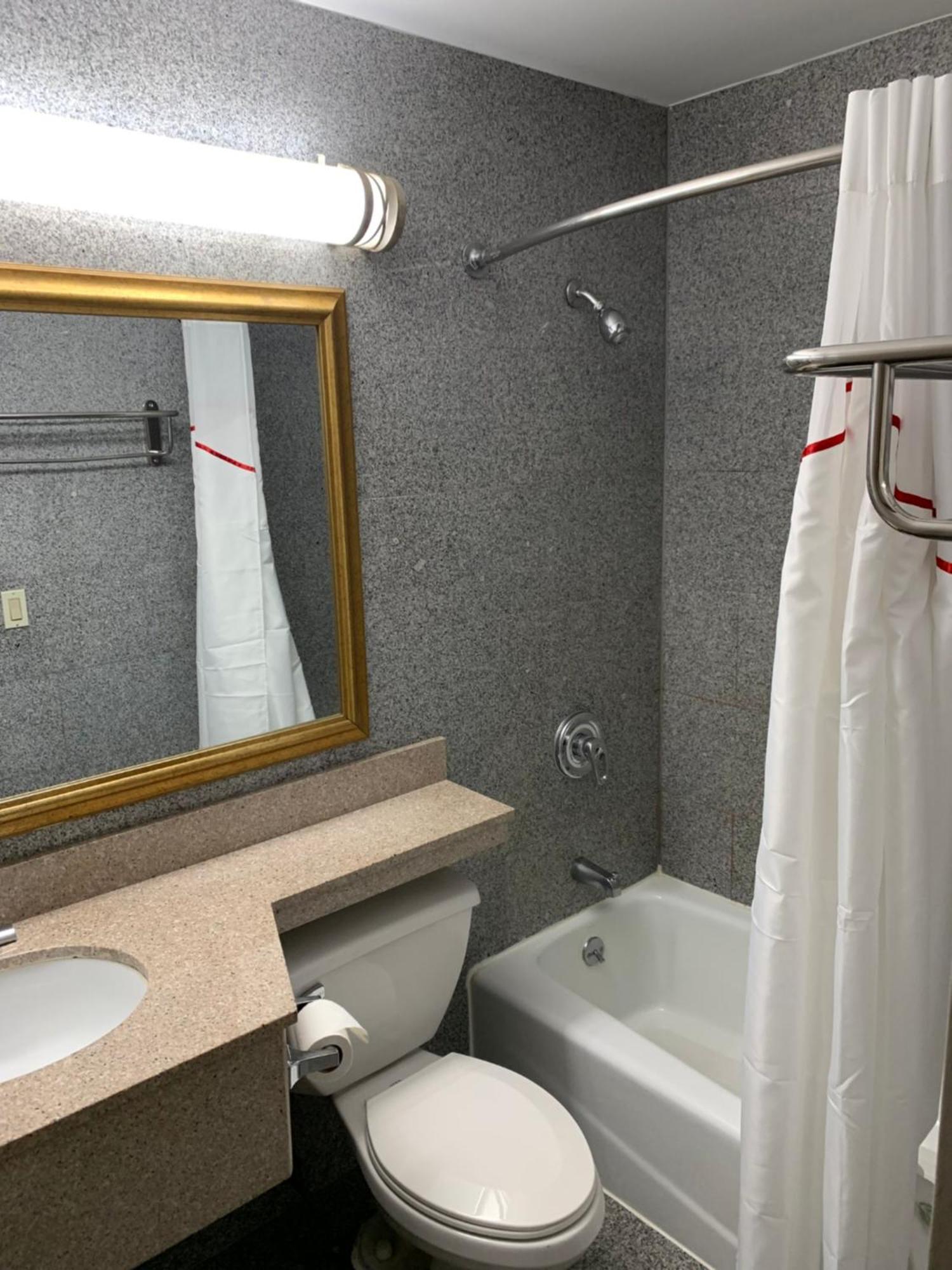 Red Roof Inn Copiague Екстер'єр фото